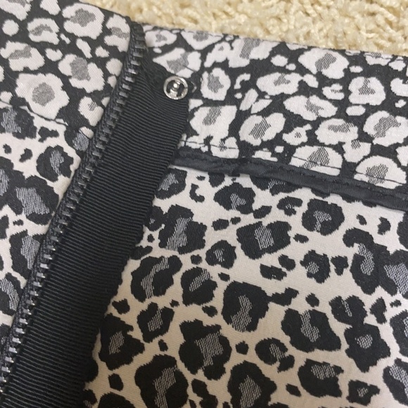 Ann Taylor Animal Print Pencil Skirt Zipper Accent Leopard Black Gray Size 10 - Picture 10 of 15